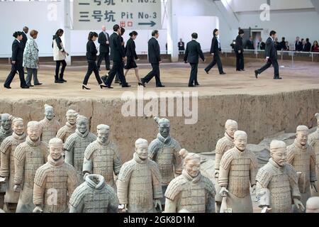 La première dame Michelle Obama, les filles Sasha et Malia, et Marian Robinson font le tour des guerriers de Terra Cotta à Xi'an, province de Shaanxi, Chine, le 24 mars 2014. (Photo officielle de la Maison Blanche par Amanda Lucidon) cette photo officielle de la Maison Blanche est disponible uniquement pour publication par les organismes de presse et/ou pour impression personnelle par le(s) sujet(s) de la photo. La photographie ne peut être manipulée d'aucune manière et ne peut pas être utilisée dans des documents commerciaux ou politiques, des publicités, des courriels, des produits, des promotions qui, de quelque manière que ce soit, suggèrent l'approbation ou l'approbation du Président, le F Banque D'Images