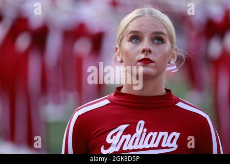 BLOOMINGTON, ÉTATS-UNIS - 2021/09/11: Les cheerleaders de l'Université de l'Indiana font un hourra avant que IU joue contre l'Idaho lors d'un match de football de la NCAA le 11 septembre 2021 au Memorial Stadium à Bloomington, en Ind. The Hoosiers bat les Vandales 56-14. Banque D'Images