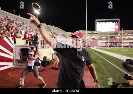 BLOOMINGTON, ÉTATS-UNIS - 2021/09/11: Tom Allen Waves, entraîneur de football de l'Université de l'Indiana, après un match de football de la NCAA le 11 septembre 2021, au Memorial Stadium de Bloomington, en Indiana. The Hoosiers bat les Vandales 56-14. Banque D'Images