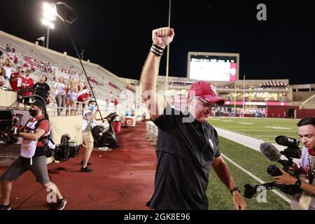 BLOOMINGTON, ÉTATS-UNIS - 2021/09/11: Tom Allen Waves, entraîneur de football de l'Université de l'Indiana, après un match de football de la NCAA le 11 septembre 2021, au Memorial Stadium de Bloomington, en Indiana. The Hoosiers bat les Vandales 56-14. Banque D'Images