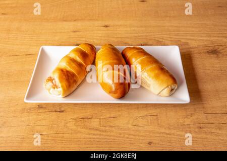 Petit déjeuner typiquement vénézuélien, cachito, farci de jambon et fromage et cuit avec des touches d'œufs sur le dessus Banque D'Images