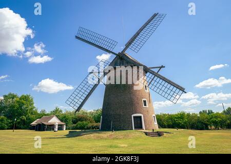 Moulin à vent hongrois traditionnel par une journée d'été ensoleillée Banque D'Images