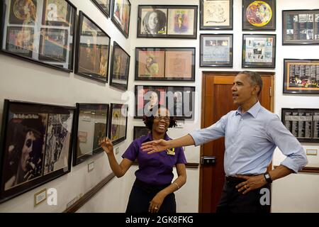 Le président Barack Obama regarde des souvenirs avec le guide du musée Natasha Clark au musée Bob Marley à Kingston, en Jamaïque, le 8 avril 2015. (Photo officielle de la Maison Blanche par Pete Souza) cette photo officielle de la Maison Blanche est disponible uniquement pour publication par les organismes de presse et/ou pour impression personnelle par le(s) sujet(s) de la photo. La photographie ne peut être manipulée d'aucune manière et ne peut pas être utilisée dans des documents commerciaux ou politiques, des publicités, des courriels, des produits, des promotions qui, de quelque manière que ce soit, suggèrent l'approbation ou l'approbation du Président, de la première famille ou du W Banque D'Images