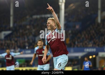 Everton, Royaume-Uni. 13 septembre 2021. Ben Mee de Burnley (6) célèbre après avoir obtenu le premier but de ses équipes. Premier League Match, Everton v Burnley au Goodison Park à Liverpool le lundi 13 septembre 2021. Cette image ne peut être utilisée qu'à des fins éditoriales. Utilisation éditoriale uniquement, licence requise pour une utilisation commerciale. Aucune utilisation dans les Paris, les jeux ou les publications d'un seul club/ligue/joueur. photo par Chris Stading/Andrew Orchard sports Photography/Alamy Live News crédit: Andrew Orchard sports Photography/Alamy Live News Banque D'Images