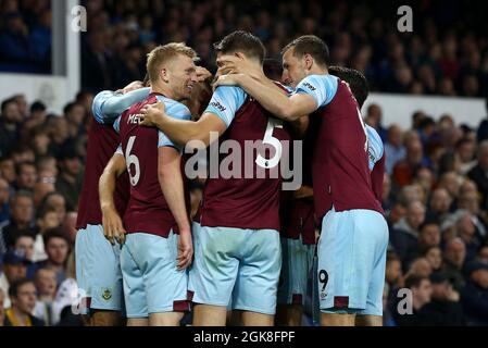 Everton, Royaume-Uni. 13 septembre 2021. Ben Mee de Burnley (6) célèbre avec ses coéquipiers après avoir obtenu le premier but de ses équipes. Premier League Match, Everton v Burnley au Goodison Park à Liverpool le lundi 13 septembre 2021. Cette image ne peut être utilisée qu'à des fins éditoriales. Utilisation éditoriale uniquement, licence requise pour une utilisation commerciale. Aucune utilisation dans les Paris, les jeux ou les publications d'un seul club/ligue/joueur. photo par Chris Stading/Andrew Orchard sports Photography/Alamy Live News crédit: Andrew Orchard sports Photography/Alamy Live News Banque D'Images