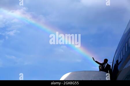 La vague du président Barack Obama s'aligne sur un arc-en-ciel alors qu'il monte à bord de l'Air Force One à l'aéroport international Norman Manley avant le départ de Kingston, en Jamaïque, le 9 avril 2015. (Photo officielle de la Maison Blanche par Pete Souza) cette photo officielle de la Maison Blanche est disponible uniquement pour publication par les organismes de presse et/ou pour impression personnelle par le(s) sujet(s) de la photo. La photographie ne peut être manipulée d'aucune manière et ne peut pas être utilisée dans des documents commerciaux ou politiques, des publicités, des e-mails, des produits, des promotions qui, de quelque manière que ce soit, suggèrent l'approbation ou l'approbation du Banque D'Images