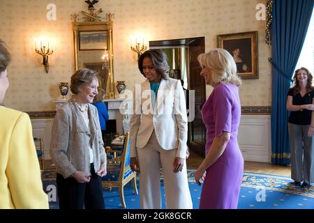 La première dame Michelle Obama et le Dr Jill Biden parlent à l'ancienne première dame Rosalynn carter et à l'ancienne sénatrice Elizabeth Dole, qui sont partis dans la salle bleue après un programme d'adhésion aux Forces à l'intention des militaires et des anciens combattants dans la salle est de la Maison Blanche, le 11 avril 2014. (Photo officielle de la Maison Blanche par Amanda Lucidon) cette photo officielle de la Maison Blanche est disponible uniquement pour publication par les organismes de presse et/ou pour impression personnelle par le(s) sujet(s) de la photo. La photographie ne peut être manipulée d'aucune manière et ne peut pas être utilisée dans des documents commerciaux ou politiques, adv Banque D'Images