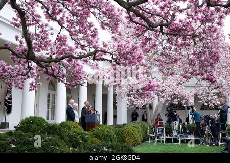 Le président Barack Obama, avec le vice-président Joe Biden, annonce Sylvia Mathews Burwell, à droite, comme sa candidate à la succession de la secrétaire à la Santé et aux Services humains Kathleen Sebelius, dans le jardin des roses de la Maison Blanche, le 11 avril 2014. (Photo officielle de la Maison Blanche par Pete Souza) cette photo officielle de la Maison Blanche est disponible uniquement pour publication par les organismes de presse et/ou pour impression personnelle par le(s) sujet(s) de la photo. La photographie ne peut être manipulée d'aucune manière et ne peut pas être utilisée dans des documents commerciaux ou politiques, des publicités, des courriels, des produits, des promotions Banque D'Images