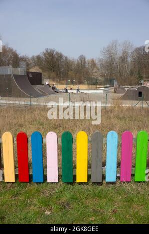 POZNAN, POLOGNE - 03 avril 2016 : clôture en bois colorée sur le champ herbacé du parc de Poznan, Pologne Banque D'Images