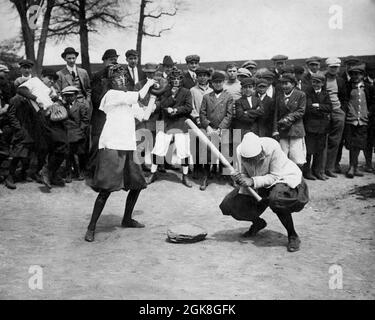 New York femmes Giants. Mlle McCullum Catcher et Mlle Ryan à la chauve-souris, le 11 juillet 1913. Banque D'Images