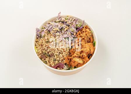 Salade de porc tirée au fromage fondu, quinoa rouge et blanc cuit, graines de tournesol et de potiron pelées, salade de chou violet américain et choux de laitue Banque D'Images