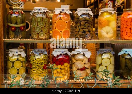 Fruits et légumes en conserve derrière le verre sur l'étagère du magasin Banque D'Images