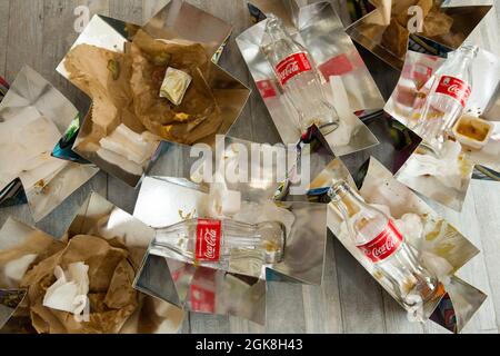 Dnepropetrovsk, Ukraine - 08.05.2021: Le papier résiduel laissé à des produits achetés par un service de livraison à domicile. Nous jetons les ordures après avoir mangé Banque D'Images