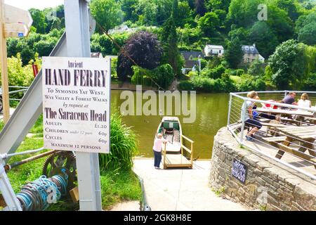 Ferry à main à Forest of Dean Gloucestershire Royaume-Uni à Symonds Yat tableau des prix coût rivière traversant l'eau étang colline dame bateau plinthe pont siège Banque D'Images