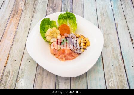 Ceviche classique sur plaque blanche et table en bois Banque D'Images