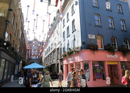 Jonction du quartier commerçant branché de Carnaby Street, et des restaurants de Ganton Street, dans le West End de Londres, au Royaume-Uni Banque D'Images