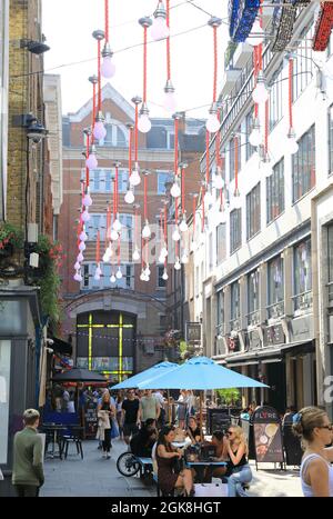 Jonction du quartier commerçant branché de Carnaby Street, et des restaurants de Ganton Street, dans le West End de Londres, au Royaume-Uni Banque D'Images