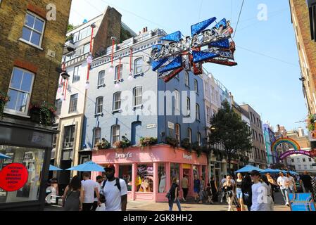 Jonction du quartier commerçant branché de Carnaby Street, et des restaurants de Ganton Street, dans le West End de Londres, au Royaume-Uni Banque D'Images