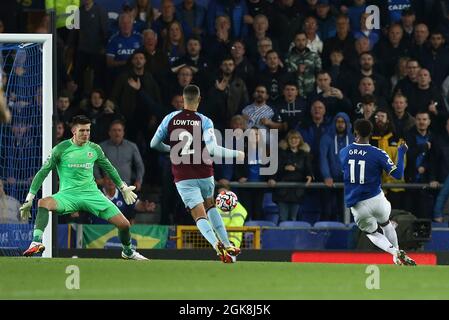 Everton, Royaume-Uni. 13 septembre 2021. Demarai Gray d'Everton (11) tire et marque ses équipes 3ème but. Premier League Match, Everton v Burnley au Goodison Park à Liverpool le lundi 13 septembre 2021. Cette image ne peut être utilisée qu'à des fins éditoriales. Utilisation éditoriale uniquement, licence requise pour une utilisation commerciale. Aucune utilisation dans les Paris, les jeux ou les publications d'un seul club/ligue/joueur. photo par Chris Stading/Andrew Orchard sports Photography/Alamy Live News crédit: Andrew Orchard sports Photography/Alamy Live News Banque D'Images
