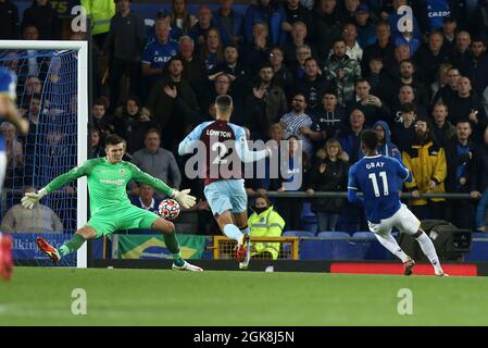 Everton, Royaume-Uni. 13 septembre 2021. Demarai Gray d'Everton (11) tire et marque ses équipes 3ème but. Premier League Match, Everton v Burnley au Goodison Park à Liverpool le lundi 13 septembre 2021. Cette image ne peut être utilisée qu'à des fins éditoriales. Utilisation éditoriale uniquement, licence requise pour une utilisation commerciale. Aucune utilisation dans les Paris, les jeux ou les publications d'un seul club/ligue/joueur. photo par Chris Stading/Andrew Orchard sports Photography/Alamy Live News crédit: Andrew Orchard sports Photography/Alamy Live News Banque D'Images