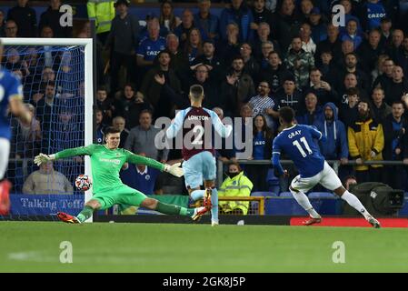 Everton, Royaume-Uni. 13 septembre 2021. Demarai Gray d'Everton (11) tire et marque ses équipes 3ème but passé le gardien de but de Burnley Nick Pope. Premier League Match, Everton v Burnley au Goodison Park à Liverpool le lundi 13 septembre 2021. Cette image ne peut être utilisée qu'à des fins éditoriales. Utilisation éditoriale uniquement, licence requise pour une utilisation commerciale. Aucune utilisation dans les Paris, les jeux ou les publications d'un seul club/ligue/joueur. photo par Chris Stading/Andrew Orchard sports Photography/Alamy Live News crédit: Andrew Orchard sports Photography/Alamy Live News Banque D'Images
