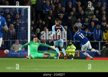 Everton, Royaume-Uni. 13 septembre 2021. Demarai Gray d'Everton (11) tire et marque ses équipes 3ème but passé le gardien de but de Burnley Nick Pope. Premier League Match, Everton v Burnley au Goodison Park à Liverpool le lundi 13 septembre 2021. Cette image ne peut être utilisée qu'à des fins éditoriales. Utilisation éditoriale uniquement, licence requise pour une utilisation commerciale. Aucune utilisation dans les Paris, les jeux ou les publications d'un seul club/ligue/joueur. photo par Chris Stading/Andrew Orchard sports Photography/Alamy Live News crédit: Andrew Orchard sports Photography/Alamy Live News Banque D'Images