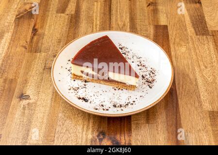 Un beau cheesecake industriel au chocolat sur une table en bois Banque D'Images