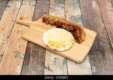 Chicharron frit avec de l'arepa sur une planche de bois Banque D'Images