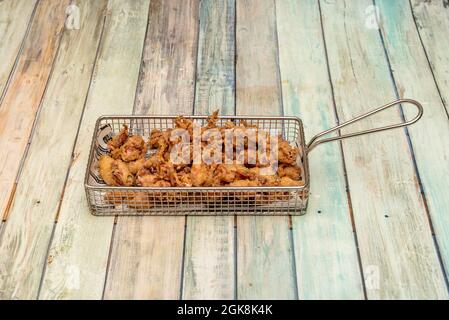 Plateau de calamars frits panés servi dans un restaurant de tapas espagnol Banque D'Images