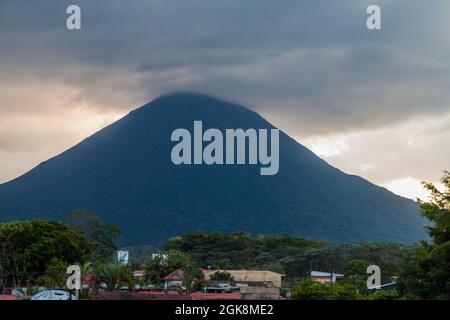 Volcan Arenal envolant derrière le village de la Fortuna, Costa Rica Banque D'Images