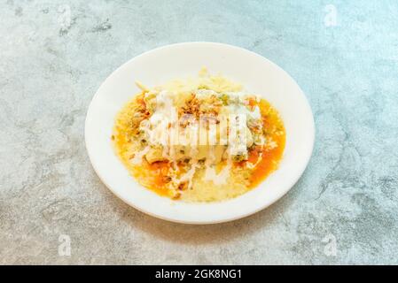 Enchiladas au poulet mexicain avec fromage à la crème et beaucoup de Salsa Banque D'Images