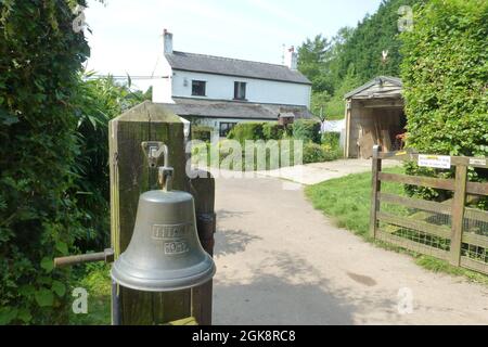 Titanic laiton Bell sur une porte Forêt de Dean Wye Valley Gloucestershire Royaume-Uni Grand navire porte entrée fermée garage ouvert avant appel en bois Banque D'Images