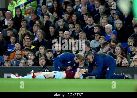 Everton, Royaume-Uni. 13 septembre 2021. Ben Mee de Burnley reçoit un traitement sur le terrain. Premier League Match, Everton v Burnley au Goodison Park à Liverpool le lundi 13 septembre 2021. Cette image ne peut être utilisée qu'à des fins éditoriales. Utilisation éditoriale uniquement, licence requise pour une utilisation commerciale. Aucune utilisation dans les Paris, les jeux ou les publications d'un seul club/ligue/joueur. photo par Chris Stading/Andrew Orchard sports Photography/Alamy Live News crédit: Andrew Orchard sports Photography/Alamy Live News Banque D'Images