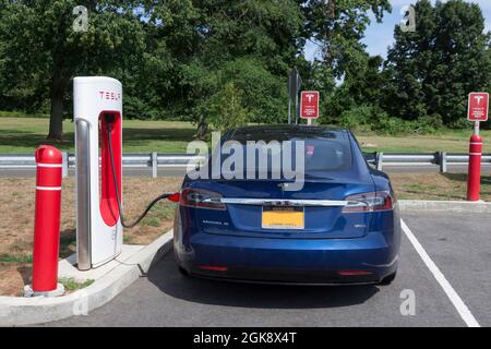 Tesla car à la station de charge dans l'État de New York, États-Unis. Banque D'Images