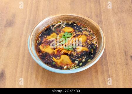 Soupe de patty japonaise, avec algues, semisa, persil, ciboulette, carotte et persil déchiquetés Banque D'Images