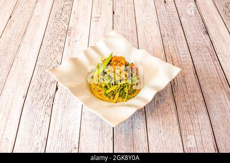 Salade de spaghetti aux courgettes, œufs de poisson, graines de sésame et avocat en tranches