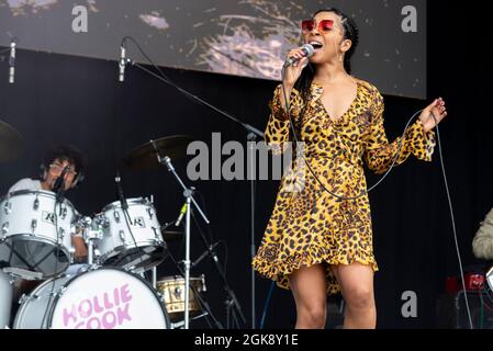 La chanteuse Hollie Cook se présentant à un festival de concerts de musique à Garon Park, Southend on Sea, Essex. Femme punk/reggae chanteur anciennement avec les slits Banque D'Images