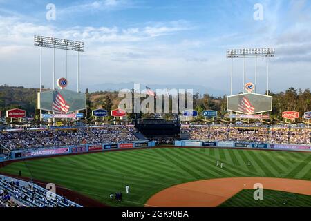 LOS ANGELES, CALIFORNIE, 29 JUIN 2021 : Dodger Stadium. Cérémonies précédant le match avec le drapeau américain sur les tableaux de bord de la junbotron. Banque D'Images