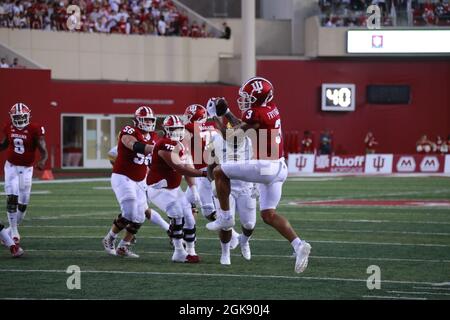 Ty Fryfogle de l'université d'Indiana capture un passe du quarterback Michael Penix Jr alors que l'IU joue contre l'Idaho pendant le match de football de la NCAA au Memorial Stadium à Bloomington. The Hoosiers bat les Vandales 56-14. Banque D'Images