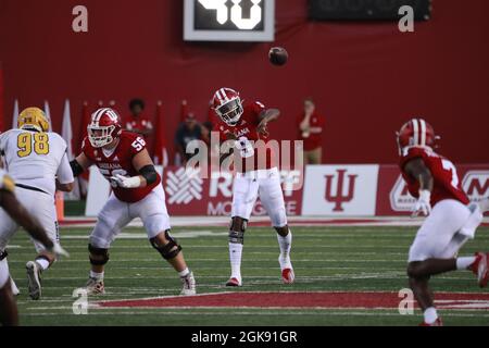 Bloomington, États-Unis. 11 septembre 2021. Michael Penix Jr (9) de l'Université de l'Indiana joue contre l'Idaho pendant le match de football de la NCAA au Memorial Stadium à Bloomington. The Hoosiers bat les Vandales 56-14. (Photo de Jeremy Hogan/SOPA Images/Sipa USA) crédit: SIPA USA/Alay Live News Banque D'Images