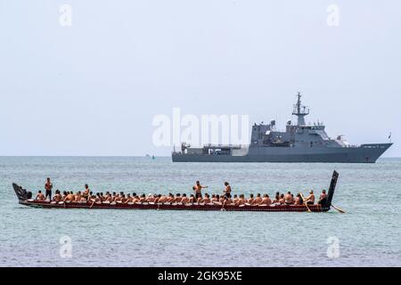 La traditionnelle waka pagayer autour de la HMNZS Wellington le jour de Waitangi à Waitangi, Nouvelle-Zélande, le jeudi 6 février 2020. Journée nationale de la Nouvelle-Zélande c Banque D'Images