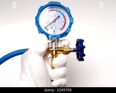 Illustration du manomètre bleu, outil utilisé généralement par le technicien pour mesurer la pression du gaz. Capturé sur un bachground blanc isolé. Banque D'Images