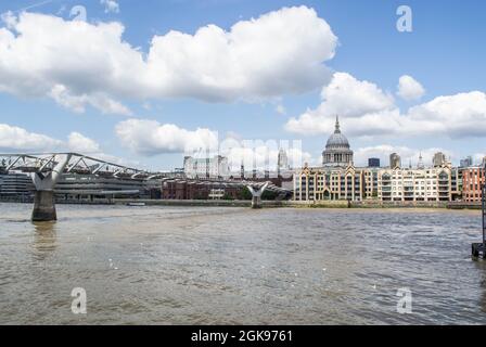 LONDRES, ANGLETERRE- 24 août 2021 : vue sur le pont du Millénaire et la cathédrale Saint-Paul depuis le côté sud de la Tamise à Londres Banque D'Images
