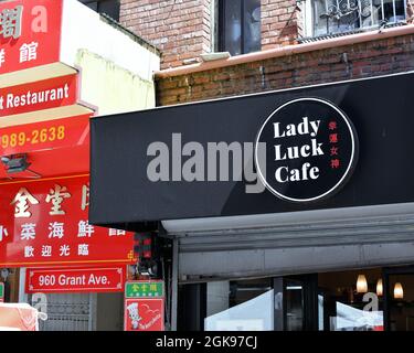 Panneau au-dessus de l'entrée du Lady Luck Cafe, café-restaurant moderne sur Grant Avenue dans Chinatown, San Francisco, Californie, servant café, thé, boba. Banque D'Images