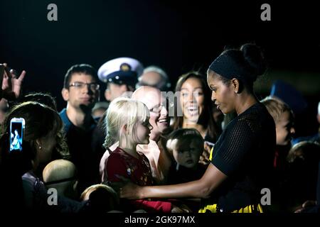 Le président Barack Obama et la première dame Michelle Obama saluent les invités sur le tarmac à la station aérienne de la Garde côtière américaine Cape Cod à Sandwich, Massachusetts, avant le départ en route vers Washington, D.C., le 24 août 2014. (Photo officielle de la Maison Blanche par Amanda Lucidon) cette photo officielle de la Maison Blanche est disponible uniquement pour publication par les organismes de presse et/ou pour impression personnelle par le(s) sujet(s) de la photo. La photographie ne peut pas être manipulée de quelque manière que ce soit et ne peut pas être utilisée dans des documents commerciaux ou politiques, des publicités, des e-mails, des produits, des promotions qui, de quelque manière que ce soit, sugges Banque D'Images