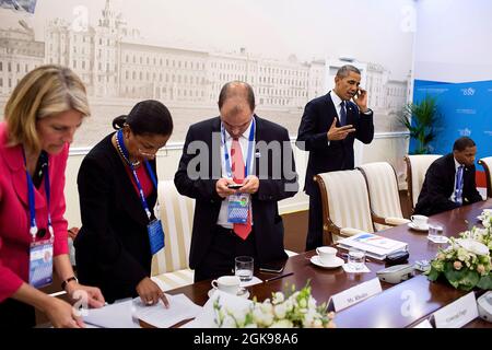 Le président Barack Obama et les membres de la délégation américaine travaillent à la coordination d'une déclaration commune sur la Syrie à la fin du sommet du G20 au Palais Konstantinovsky à Saint-Pétersbourg, en Russie, le 6 septembre 2013. Parmi les membres de la présidence de gauche, on trouve Karen Donfried, directrice principale des affaires européennes, Susan E. Rice, conseillère à la sécurité nationale, et Rob Nabors, chef de cabinet adjoint pour les politiques. (Photo officielle de la Maison Blanche par Pete Souza) cette photo officielle de la Maison Blanche est disponible uniquement pour publication par les organismes de presse et/ou pour impression à usage personnel par le(s) sujet(s) de Banque D'Images