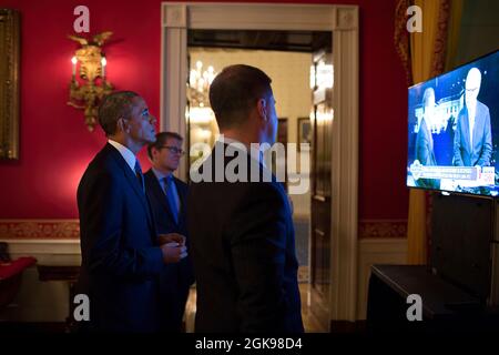 Le président Barack Obama, le secrétaire de presse Jay Carney et le conseiller principal Dan Pfeiffer regardent la couverture médiatique à la télévision à la suite de l'allocution du président à la nation concernant la Syrie, dans la salle rouge de la Maison Blanche, le 10 septembre 2013. (Photo officielle de la Maison Blanche par Pete Souza) cette photo officielle de la Maison Blanche est disponible uniquement pour publication par les organismes de presse et/ou pour impression personnelle par le(s) sujet(s) de la photo. La photographie ne peut être manipulée d'aucune manière et ne peut pas être utilisée dans des documents commerciaux ou politiques, des publicités, des courriels, des produits, des promotions Banque D'Images