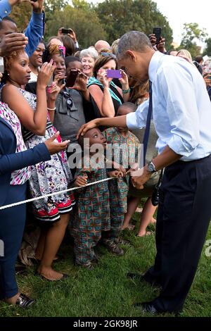 Le président Barack Obama accueille un enfant lors d'un événement pour des personnes nommées à des postes politiques sur la pelouse sud de la Maison Blanche, le 15 septembre 2014. (Photo officielle de la Maison Blanche par Pete Souza) cette photo officielle de la Maison Blanche est disponible uniquement pour publication par les organismes de presse et/ou pour impression personnelle par le(s) sujet(s) de la photo. La photographie ne peut être manipulée d'aucune manière et ne peut pas être utilisée dans des documents commerciaux ou politiques, des publicités, des courriels, des produits, des promotions qui, de quelque manière que ce soit, suggèrent l'approbation ou l'approbation du Président, de la première famille ou du blanc Banque D'Images