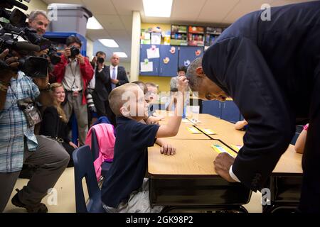 Le président Barack Obama permet à Edwin Caleb, premier grader, de toucher ses cheveux lors d'une visite en classe à l'école élémentaire Clarence Tinker de la base aérienne de MacDill à Tampa, Floride, le 17 septembre 2014. (Photo officielle de la Maison Blanche par Lawrence Jackson) cette photo officielle de la Maison Blanche est disponible uniquement pour publication par les organismes de presse et/ou pour impression personnelle par le(s) sujet(s) de la photo. La photographie ne peut être manipulée d'aucune manière et ne peut pas être utilisée dans des documents commerciaux ou politiques, des publicités, des e-mails, des produits, des promotions qui, de quelque manière que ce soit, suggèrent approva Banque D'Images