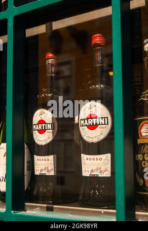 Lisbonne, Portugal - 29 juillet 2021 : deux bouteilles Martini Rosso sur une étagère vintage sur une vitrine Banque D'Images